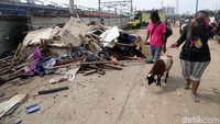 Penghuni mengamankan harta bendanya. Foto: Grandyos Zafna