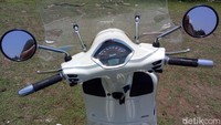 Pandangan mata ke depan lebih luas, dan kaca spionnya juga menyajikan objek di belakang motor dengan jelas, meski Vespa GTS Supersport 300 versi produksi Italia memiliki tangkai spion yang terlalu panjang sehingga masih ada blind spot-nya. Rangga Rahadiansyah/detikcom.