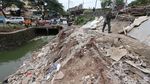4 Rumah Liar di Bintaro Longsor Diterjang Hujan
