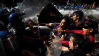 Massa bergerak menuju Kedubes AS di Manila. Athit Perawongmetha/Reuters.