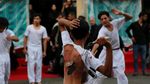 Foto: Melihat Ritual Cambuk Diri di Irak