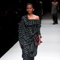 Rancangan terbaru dari Lulu Lutfi Labibi yang mengangkat tema Persimpangan di Jakarta Fashion Week 2018, Senayan City, Jakarta, Kamis (26/10/2017). Foto: Mohammad Abduh/Wolipop