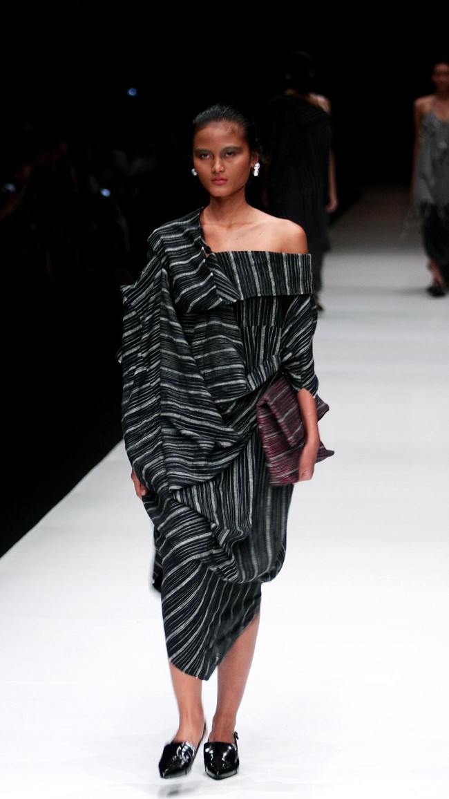 Rancangan terbaru dari Lulu Lutfi Labibi yang mengangkat tema Persimpangan di Jakarta Fashion Week 2018, Senayan City, Jakarta, Kamis (26/10/2017). Foto: Mohammad Abduh/Wolipop
