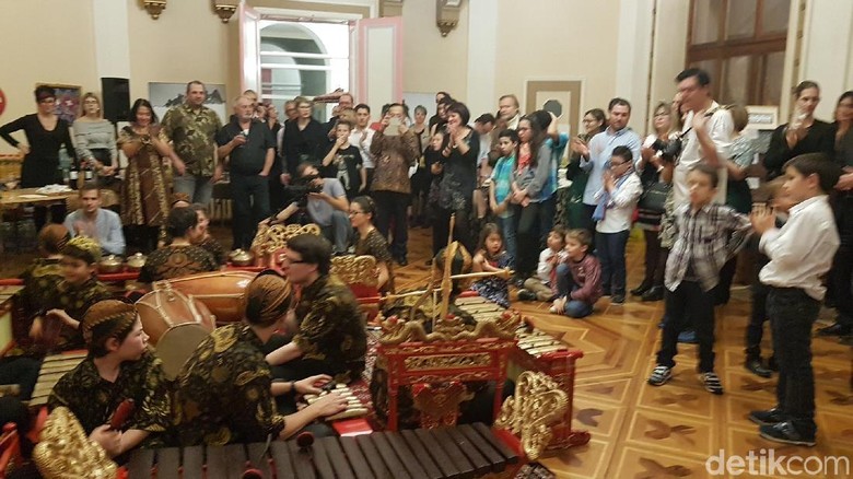 Pusat Pelatihan dan Pertunjukan Gamelan Diresmikan di Swiss Pusat Pelatihan dan Pertunjukan Gamelan Diresmikan di Swiss