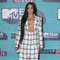 Namun Demi membiarkan blazernya tampil tanpa dalaman alias braless sehingga mengekspos area belahan dadanya. (Foto: Getty Images)