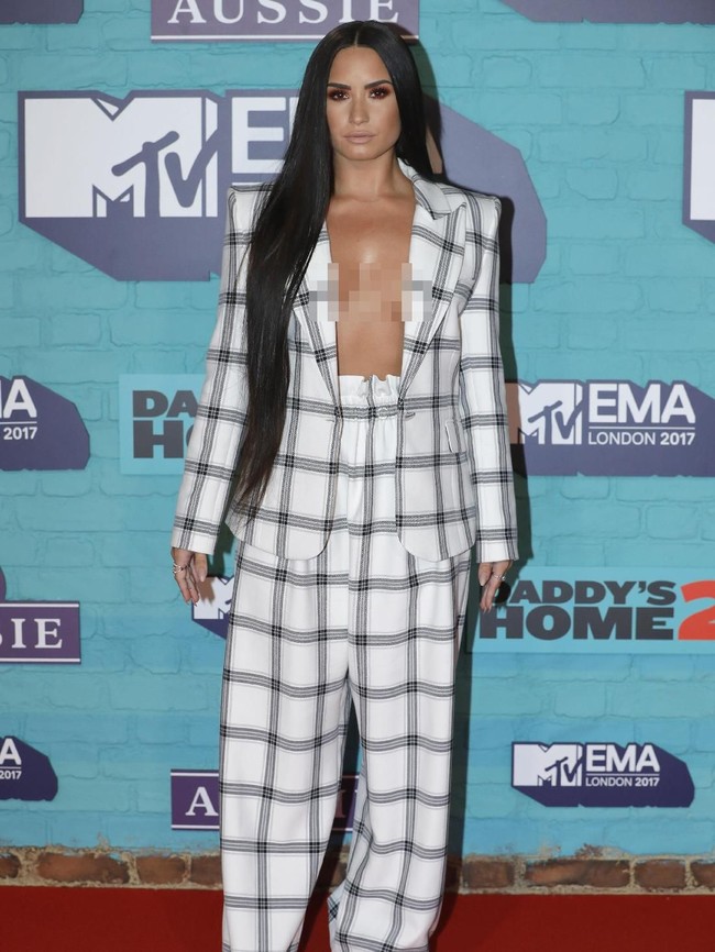 Namun Demi membiarkan blazernya tampil tanpa dalaman alias braless sehingga mengekspos area belahan dadanya. (Foto: Getty Images)
