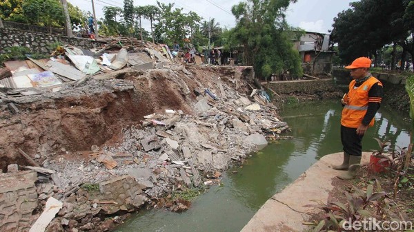 4 Rumah Liar di Bintaro Longsor Diterjang Hujan