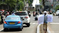 Harga kalender yang dijual mulai dari 15-25 ribu rupiah.