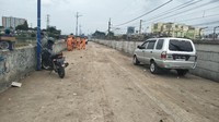 Petugas berbaju oranye membersihkan lokasi. (Lukita/detikcom)