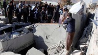 Sebuah gedung di Darbandikhan, Irak ambruk. Reuters/Ako Rasheed.