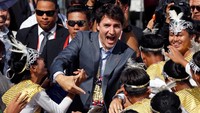 Saat berkunjung ke Manila, Filipina untuk menghadiri KTT ASEAN, Trudeau langsung disambut oleh warga yang ingin berfoto dengannya. 