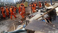 Pemerintah Kota Jakarta Pusat merevitalisasi puluhan bangunan liar di Jalan Inspeksi Kanal Banjir Barat (KBB), Tanah Abang.