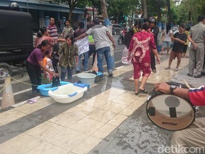 Air Mampet, Warga Lamongan Mandi dan Cuci Baju di Kantor PDAM