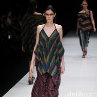 Rancangan terbaru dari Lulu Lutfi Labibi yang mengangkat tema Persimpangan di Jakarta Fashion Week 2018, Senayan City, Jakarta, Kamis (26/10/2017). Foto: Mohammad Abduh/Wolipop