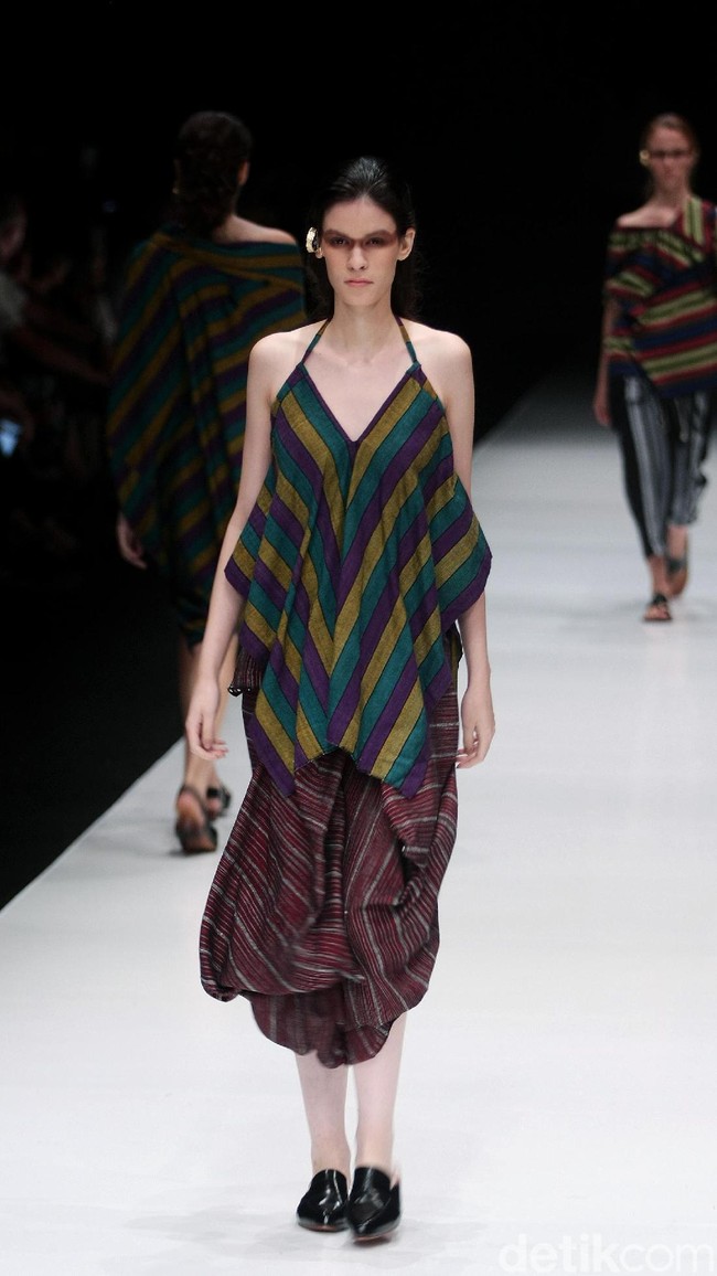 Rancangan terbaru dari Lulu Lutfi Labibi yang mengangkat tema Persimpangan di Jakarta Fashion Week 2018, Senayan City, Jakarta, Kamis (26/10/2017). Foto: Mohammad Abduh/Wolipop