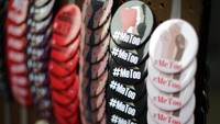 Pin #MeToo juga dijual saat aksi.