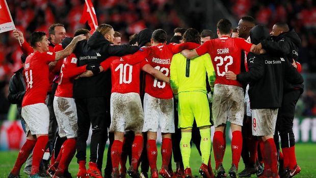 Swiss merayakan keberhasilan masuk ke putaran final Piala Dunia 2018.