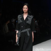 Fashion show Lekat di Jakarta Fashion Week 2018, Senayan City, Jakarta, Jumat (27/10/2017). Foto: Mohammad Abduh/Wolipop