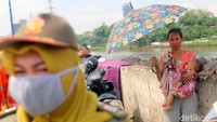 Warga hanya bisa pasrah saat gubuk yang mereka bangunan di jalan umum ini dihancurkan petugas.