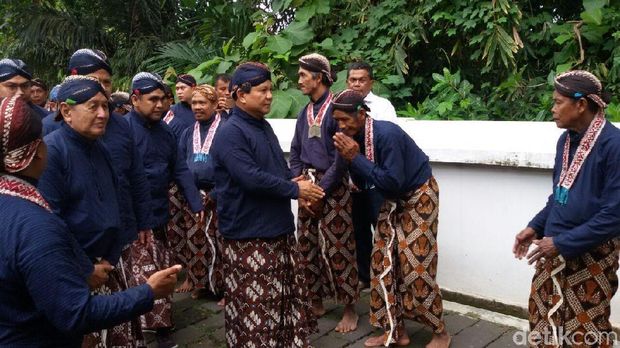 Prabowo menyalami abdi dalem di kompleks makam Raja Mataram di Imogiri, Bantul. 