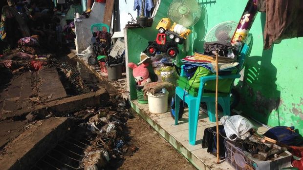 Banjir yang sempat menggenangi rumah warga kini telah surut.