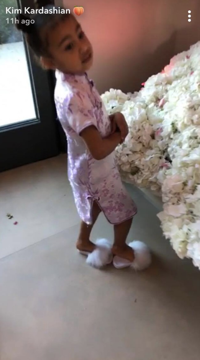 North West memakai dresscode cheongsam untuk pesta ini, dan memadukannya dengan sandal bulu. Foto: Dok. Instagram