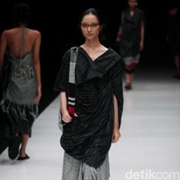 Rancangan terbaru dari Lulu Lutfi Labibi yang mengangkat tema Persimpangan di Jakarta Fashion Week 2018, Senayan City, Jakarta, Kamis (26/10/2017). Foto: Mohammad Abduh/Wolipop