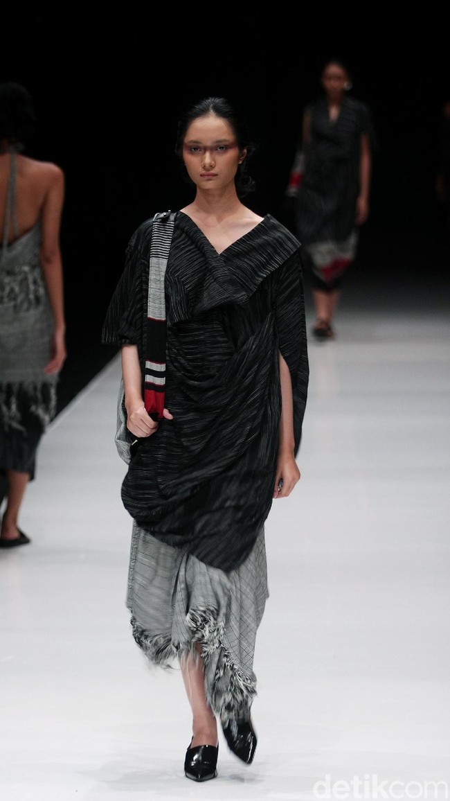 Rancangan terbaru dari Lulu Lutfi Labibi yang mengangkat tema Persimpangan di Jakarta Fashion Week 2018, Senayan City, Jakarta, Kamis (26/10/2017). Foto: Mohammad Abduh/Wolipop