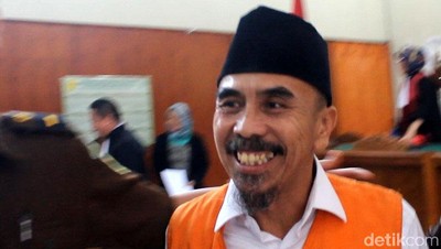 Foto: Tawa Wawan Jenderal NII Usai Divonis 10 Tahun Penjara
