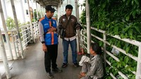 Petugas juga memeriksa barang bukti yang didapat dari pengemis tersebut. 