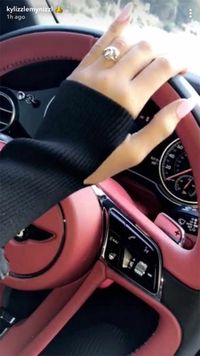 Pamer Cincin Berlian, Kylie Jenner Dilamar?