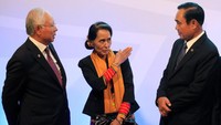 Pemimpin Myanmar Aung San Suu Kyi, PM Thailand Prayut Chan-o-Cha, dan PM Malaysia Najib Razak terlihat mengobrol di sela foto bersama di acara ASEAN-RRC Summit (Foto: Dok. REUTERS/Romeo Ranoco)