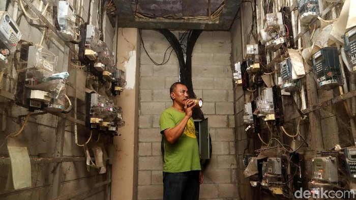 PLN Segera Lakukan Penyerdahanaan Golongan Pelanggan

Petugas mengecek meteran listrik di rusun petamburan, Jakarta Pusat, Senin (13/11/2017). Pemerintah melalui Kementerian Energi dan Sumber Daya Mineral (ESDM) berencana melakukan penyederhanaan kelas golongan pelanggan listrik rumah tangga non-subsidi. Grandyos Zafna/detikcom

-. Penyederhanaan ini berlaku kepada pelanggan dengan golongan 900 VA tanpa subsidi, 1.300 VA, 2.200 VA, dan 3.300 VA. Semua golongan tersebut akan dinaikkan dan ditambah dayanya menjadi 4.400 VA.