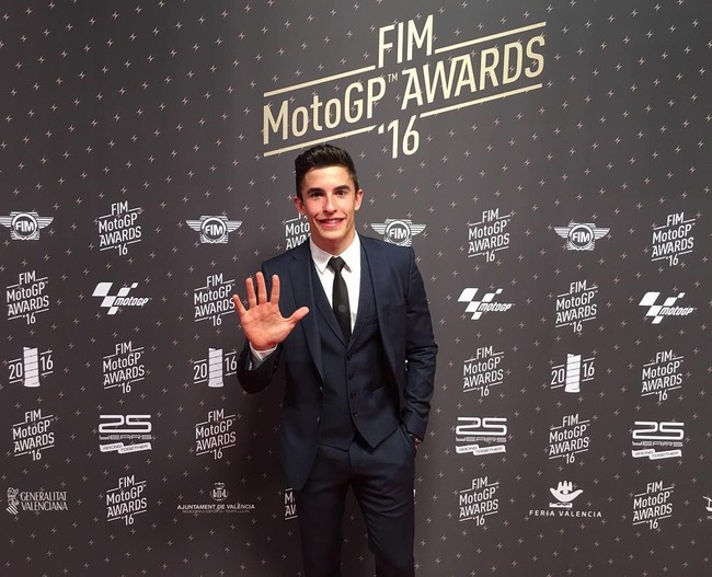Marc Marquez jarang mengunggah foto memakai baju rapi di akun Instagramnya. Dia baru akan tampil dengan setelan blazer saat menghadiri acara penghargaan seperti ketika datang ke MotoGP Awards 2016. Foto: Dok. Instagram