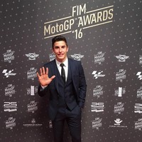 Marc Marquez jarang mengunggah foto memakai baju rapi di akun Instagramnya. Dia baru akan tampil dengan setelan blazer saat menghadiri acara penghargaan seperti ketika datang ke MotoGP Awards 2016. Foto: Dok. Instagram