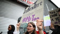 Lewat spanduk, mereka mengungkapkan solidaritas dengan korban pelecehan seksual.