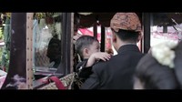 Ethes memakai beskap hitam, serupa dengan yang dipakai sang ayah saat naik kereta kencana menuju akad nikah Kahiyang-Bobby Foto: Pool