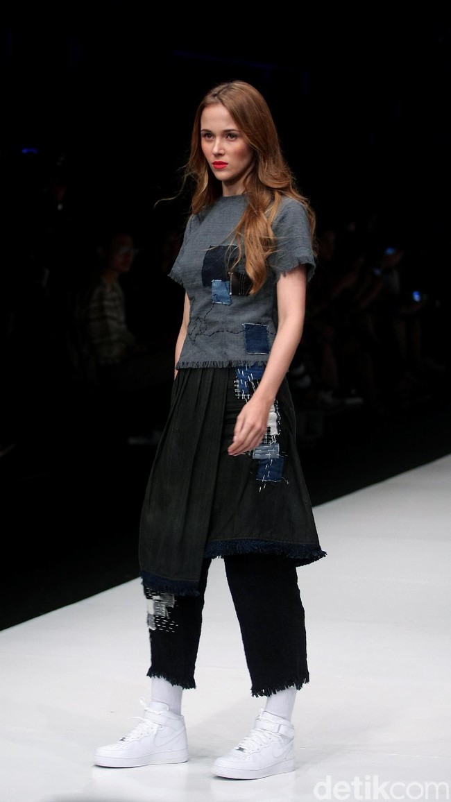 Fashion show Lekat di Jakarta Fashion Week 2018, Senayan City, Jakarta, Jumat (27/10/2017). Foto: Mohammad Abduh/Wolipop