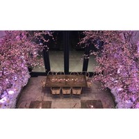 Para tamu pun duduk dengan furnitur kayu di bawah bunga sakura dan mawar putih khas Kanye West sebagai hiasannya. Foto: Dok. Instagram