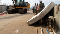 Awalnya petugas mengimbau warga yang tinggal di wilayah inspeksi KBB menyelamatkan barang berharga. Setelah itu, petugas membongkar satu per satu bangunan yang berdiri di sepanjang jalan tersebut.