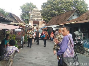 Pakai Busana Pranakan Mataraman, Prabowo Tiba di Masjid Kotagede