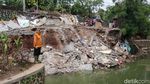 4 Rumah Liar di Bintaro Longsor Diterjang Hujan