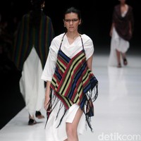Rancangan terbaru dari Lulu Lutfi Labibi yang mengangkat tema Persimpangan di Jakarta Fashion Week 2018, Senayan City, Jakarta, Kamis (26/10/2017). Foto: Mohammad Abduh/Wolipop