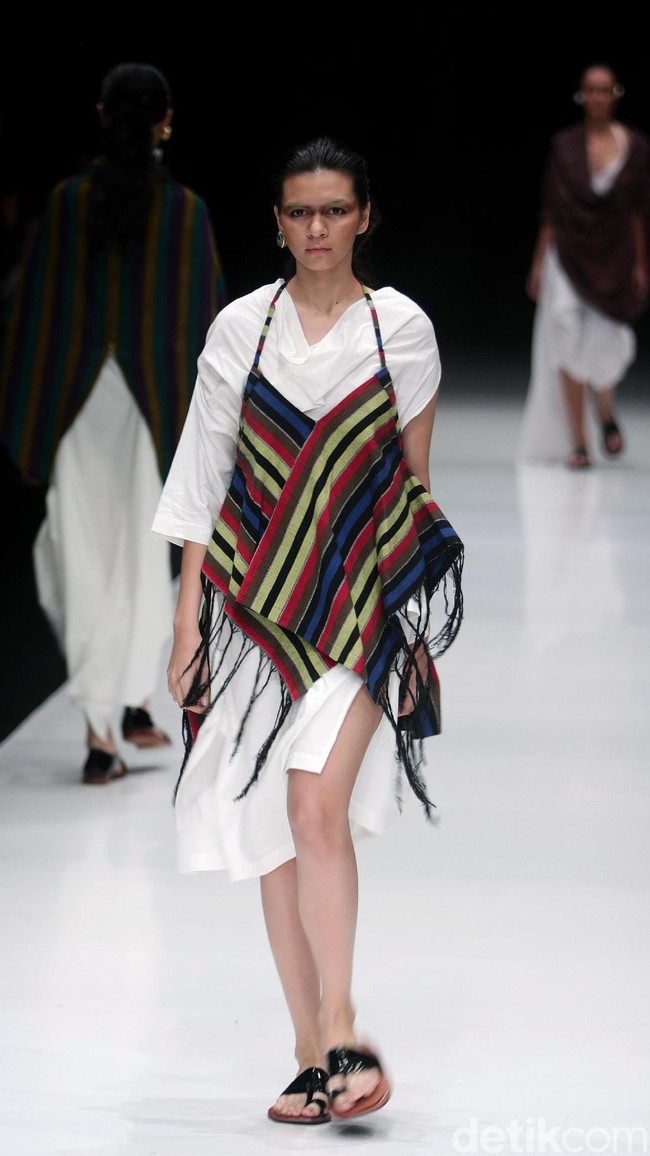 Rancangan terbaru dari Lulu Lutfi Labibi yang mengangkat tema Persimpangan di Jakarta Fashion Week 2018, Senayan City, Jakarta, Kamis (26/10/2017). Foto: Mohammad Abduh/Wolipop