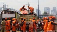 Petugas gabungan itu terdiri atas Satuan Polisi Pamong Praja (Satpol PP), Dinas Pemadam Kebakaran (Damkar), Dishub, PPSU, TNI, dan Polri.