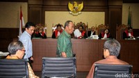Sugiarto memasuki ruang sidang.
