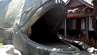 Di pintu masuk, sebuah patung ikan Gurami setinggi 8 meter panjang sekitar 16,8 meter akan menerima kedatangan anda. Uniknya, untuk bisa mengetahui apa isi Kampung Gurami, pengunjung harus masuk ke mulut patung ikan Gurami yang terbuka lebar.
