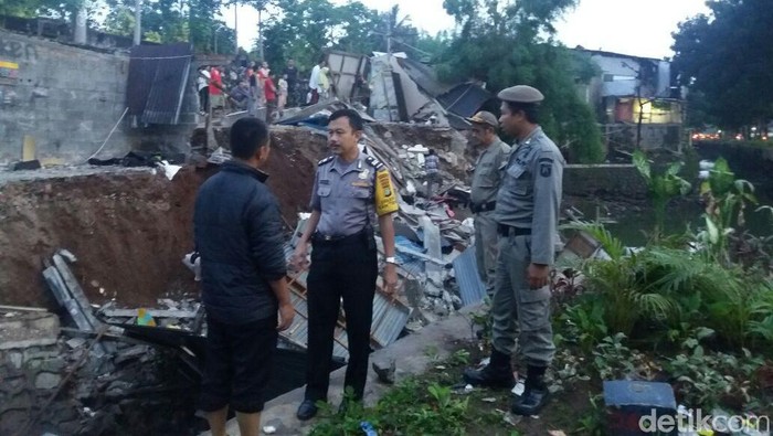 Turap Kali di Bintaro Longsor, 4 Bangunan Rusak