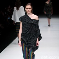 Rancangan terbaru dari Lulu Lutfi Labibi yang mengangkat tema Persimpangan di Jakarta Fashion Week 2018, Senayan City, Jakarta, Kamis (26/10/2017). Foto: Mohammad Abduh/Wolipop