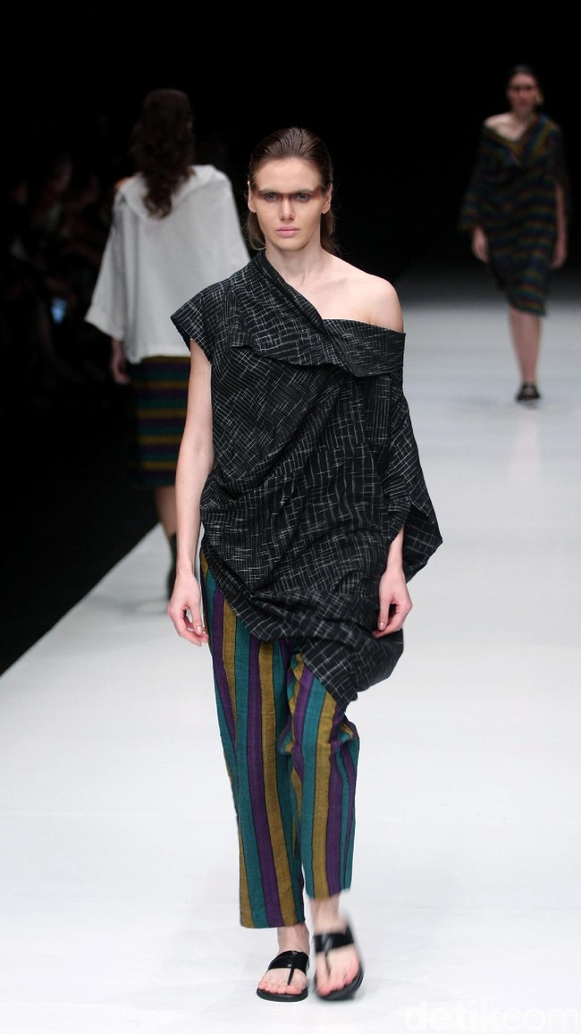 Rancangan terbaru dari Lulu Lutfi Labibi yang mengangkat tema Persimpangan di Jakarta Fashion Week 2018, Senayan City, Jakarta, Kamis (26/10/2017). Foto: Mohammad Abduh/Wolipop